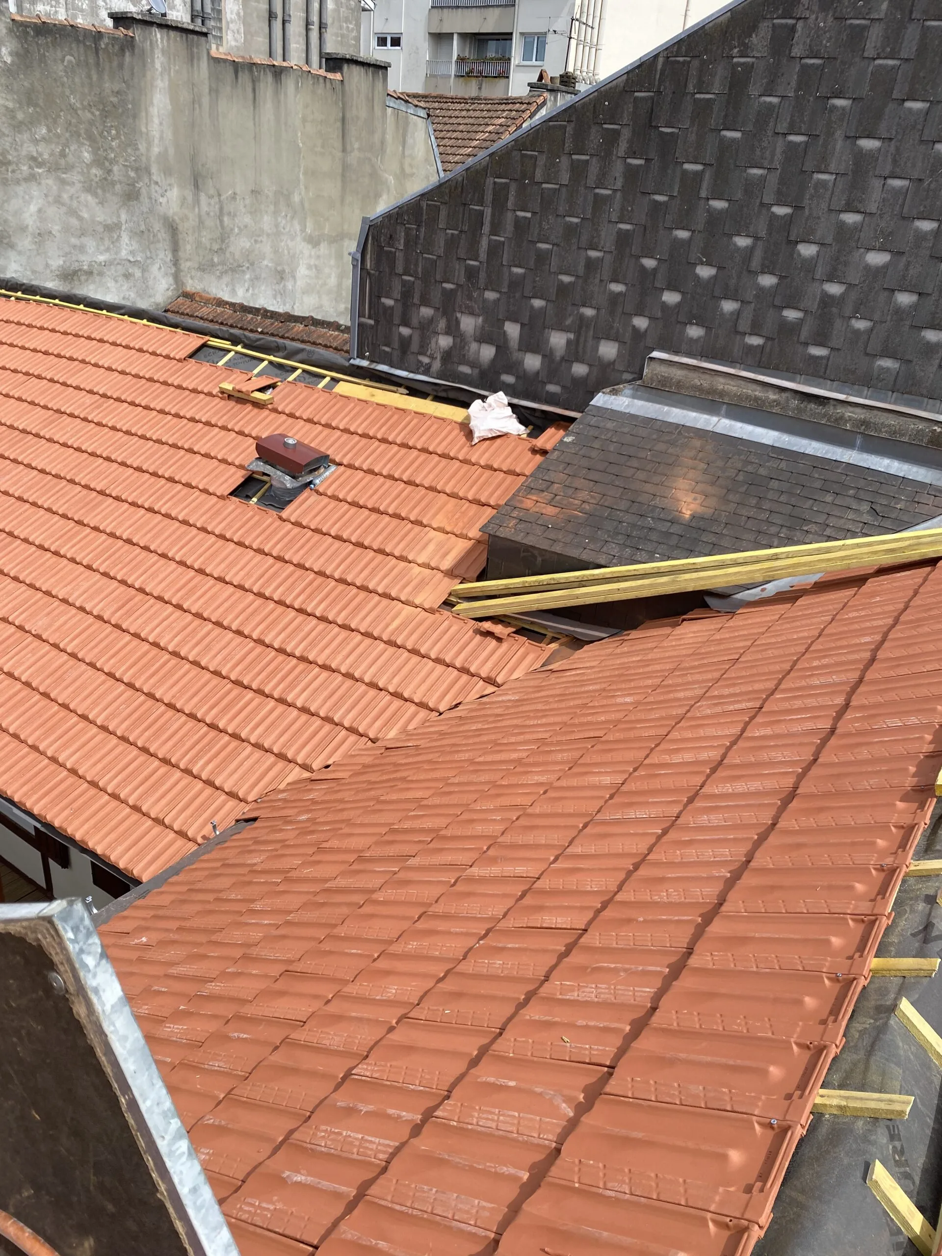 Pose tuiles neuves plates faitage zinc rives decoratives finition soignee Oloron Medou Renovation